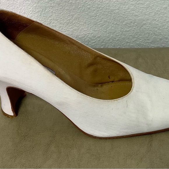 An 8.5B used pair of Hype Made in Spain Square Toe Block Heel White Leather Pump - Picture 8 of 16